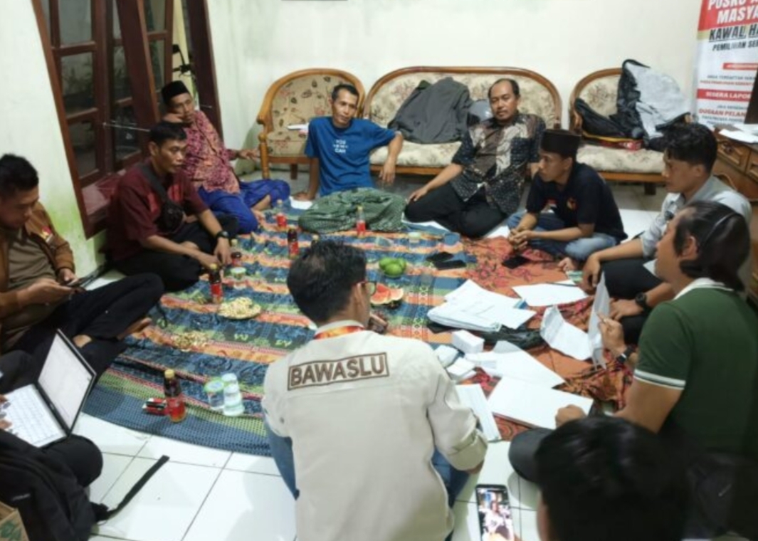 Sebar Amplop Berisi Rp.20ribu,Relawan Mujib-Warda Diamankan Petugas