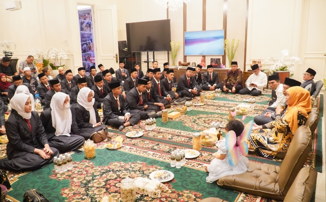 Pamitan Ke Khofifah, 33 Santri Penerima Bea Siswa Kuliah di Mesir Siap Berangkat 