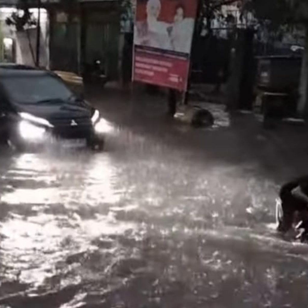 Diguyur Hujan Deras, Kota Kediri Lumpuh Diterjang Banjir!