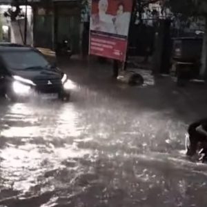 Diguyur Hujan Deras, Kota Kediri Lumpuh Diterjang Banjir! Diguyur Hujan Deras, Kota Kediri Lumpuh Diterjang Banjir!
