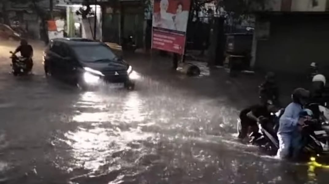 Diguyur Hujan Deras, Kota Kediri Lumpuh Diterjang Banjir!