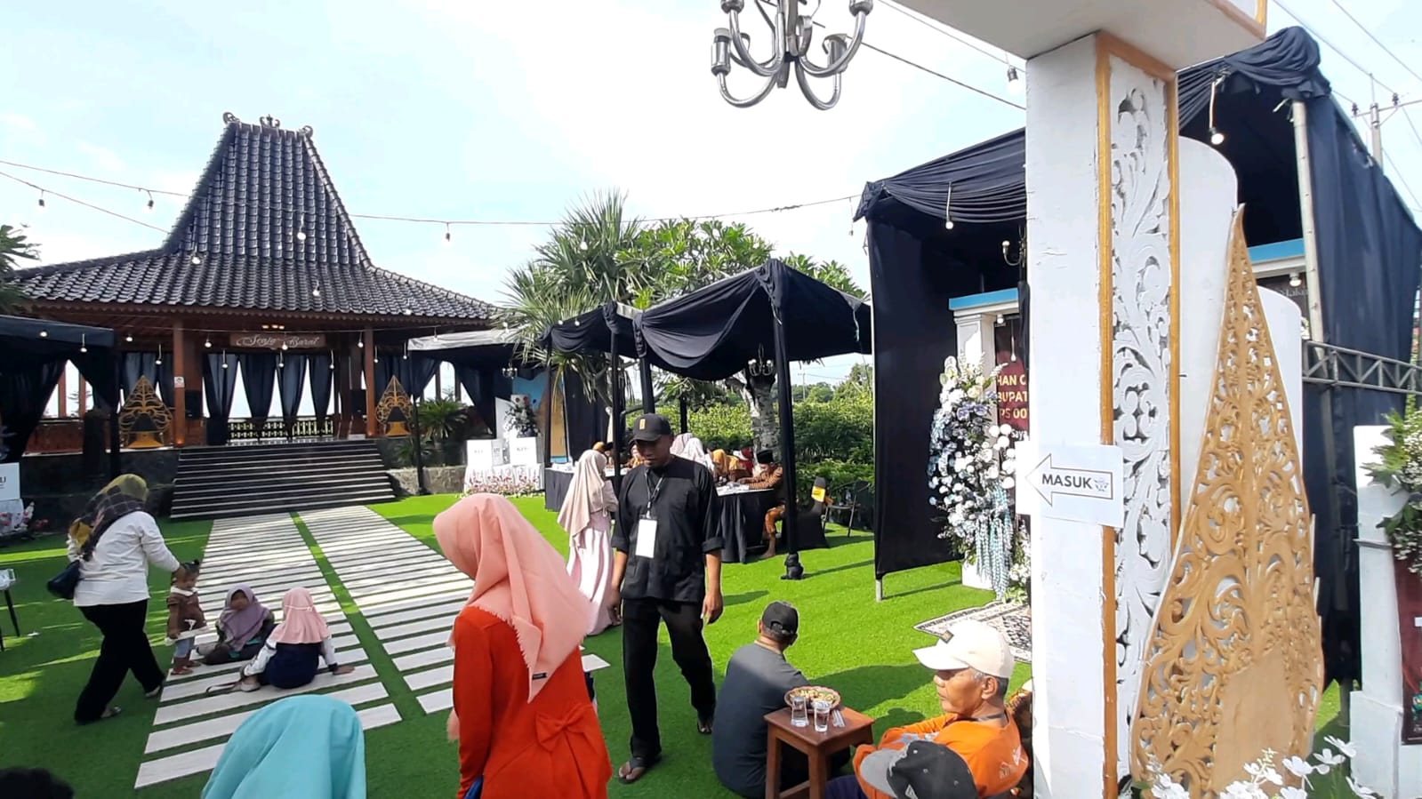 TPS Unik Bertema Budaya Jawa di Kabupaten Kediri Tarik Minat Warga untuk Menyalurkan Hak Suara