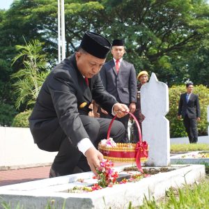 Pemkab Kediri Gelar Upacara dan Tabur Bunga di Hari Pahlawan, Pjs Bupati: Teladani Pahlawanmu, Cintai Negerimu