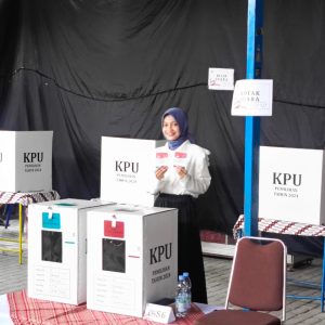 Ditemani Keluarga, Mbak Vinanda Nyoblos di TPS 03 dengan Harapan untuk Kediri yang Lebih Maju Ditemani Keluarga, Mbak Vinanda Nyoblos di TPS 03 dengan Harapan untuk Kediri yang Lebih Maju