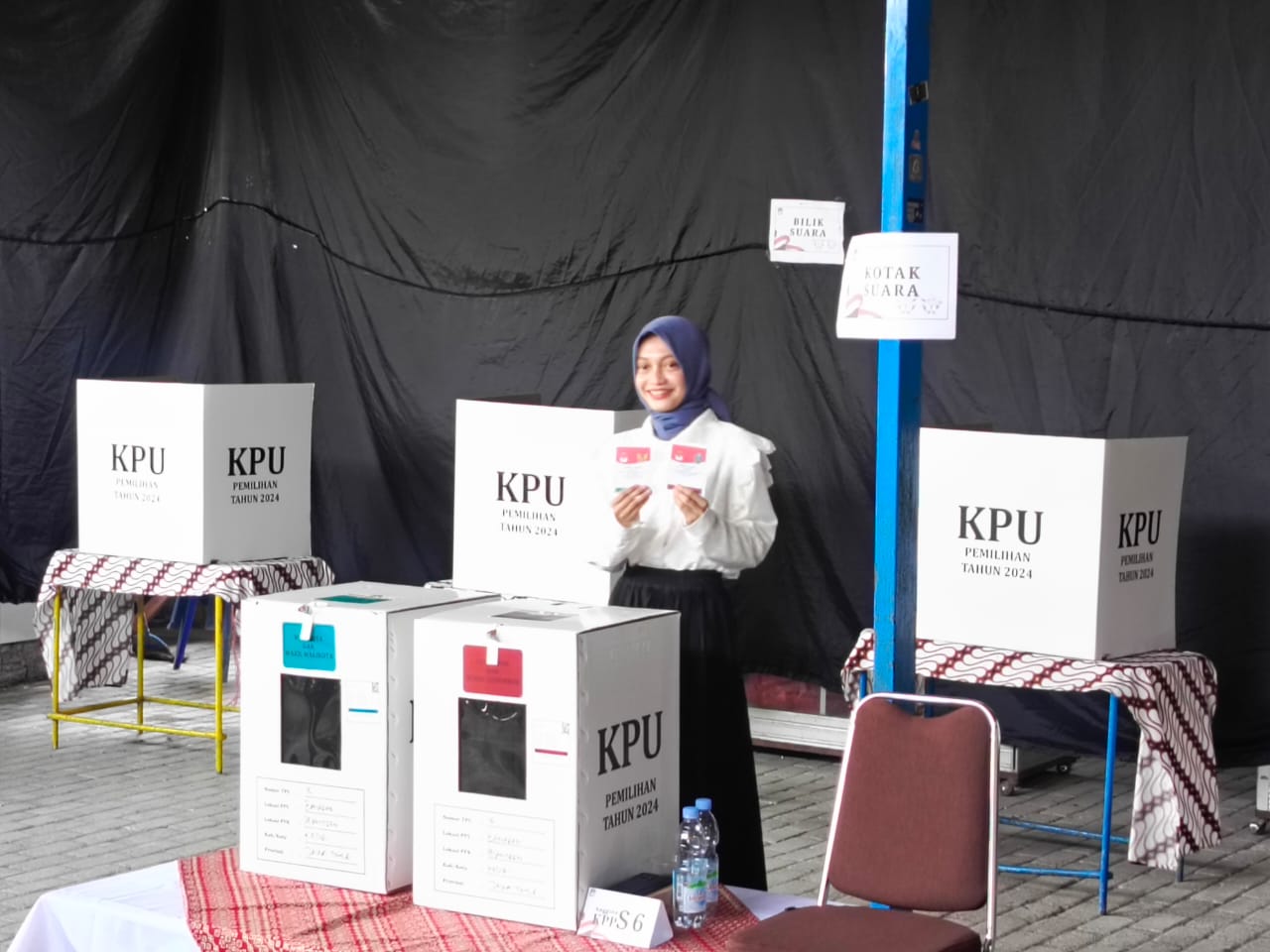 Ditemani Keluarga, Mbak Vinanda Nyoblos di TPS 03 dengan Harapan untuk Kediri yang Lebih Maju