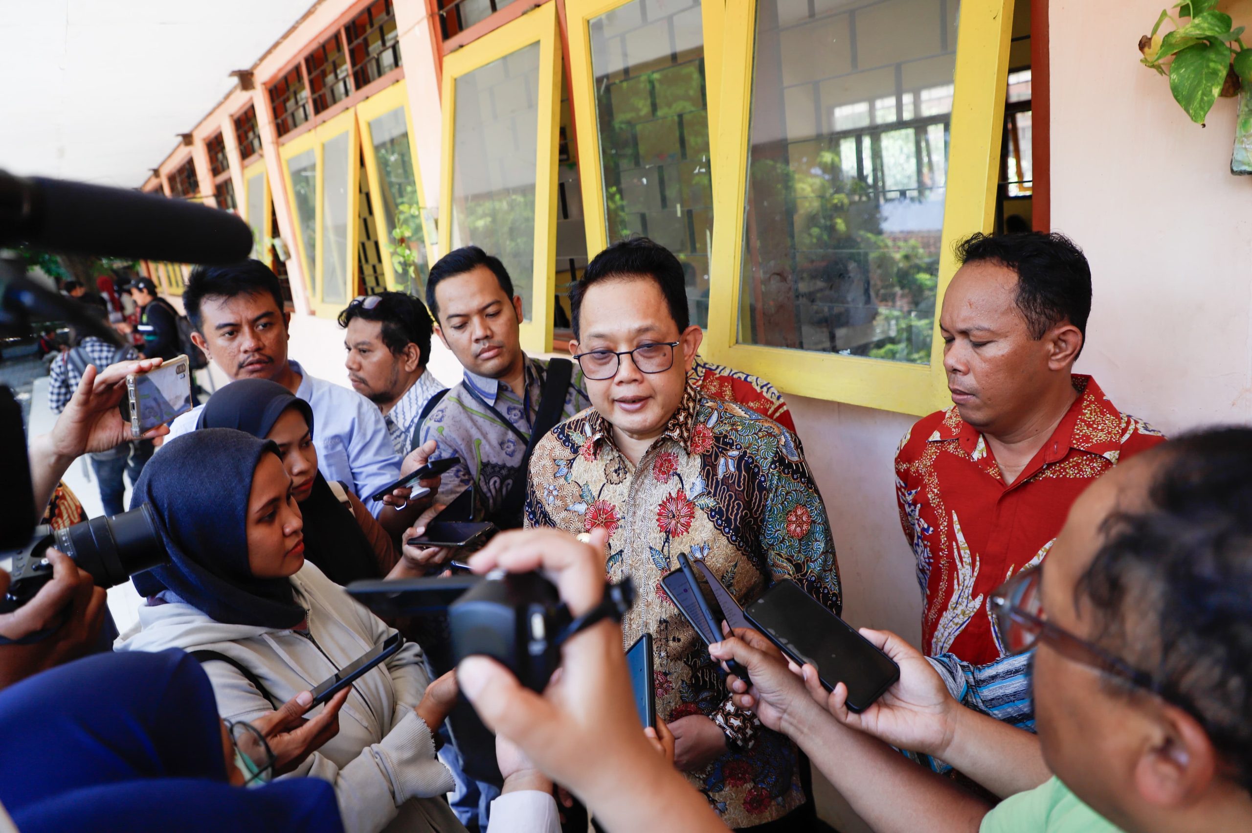 Pj. Gubernur Jatim Tinjau Uji Coba Program Makan Bergizi di SMA dan SMK Gema 45 Surabaya
