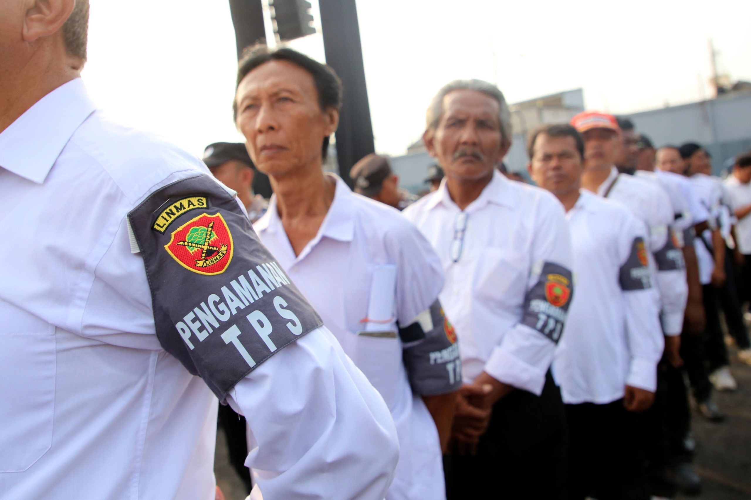 Ribuan Satlinmas dan Nakes Dukung Kelancaran Pilkada Surabaya