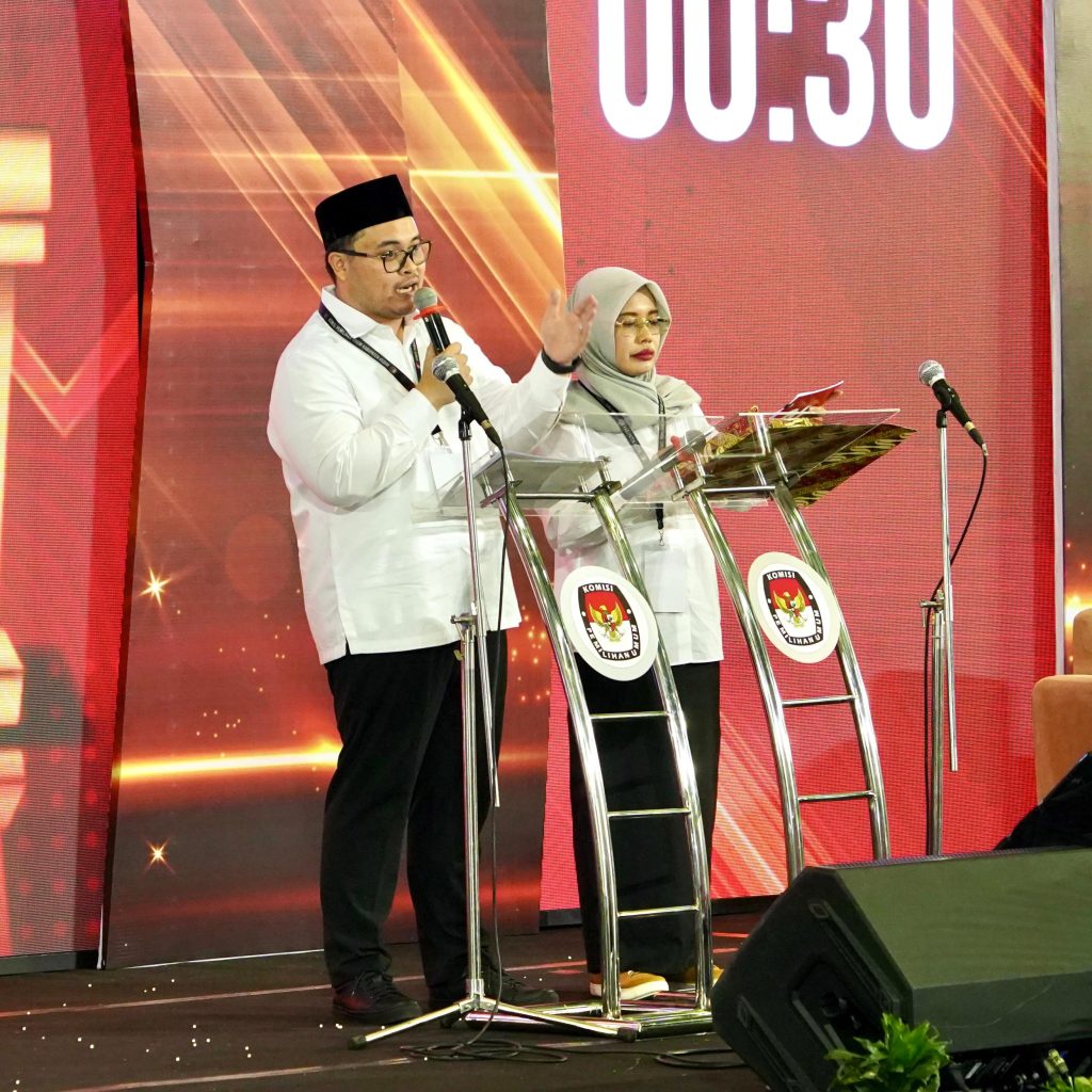 Mas Dhito Tampil dengan Sepatu UMKM Wates di Debat Publik Terakhir KPU Kabupaten Kediri