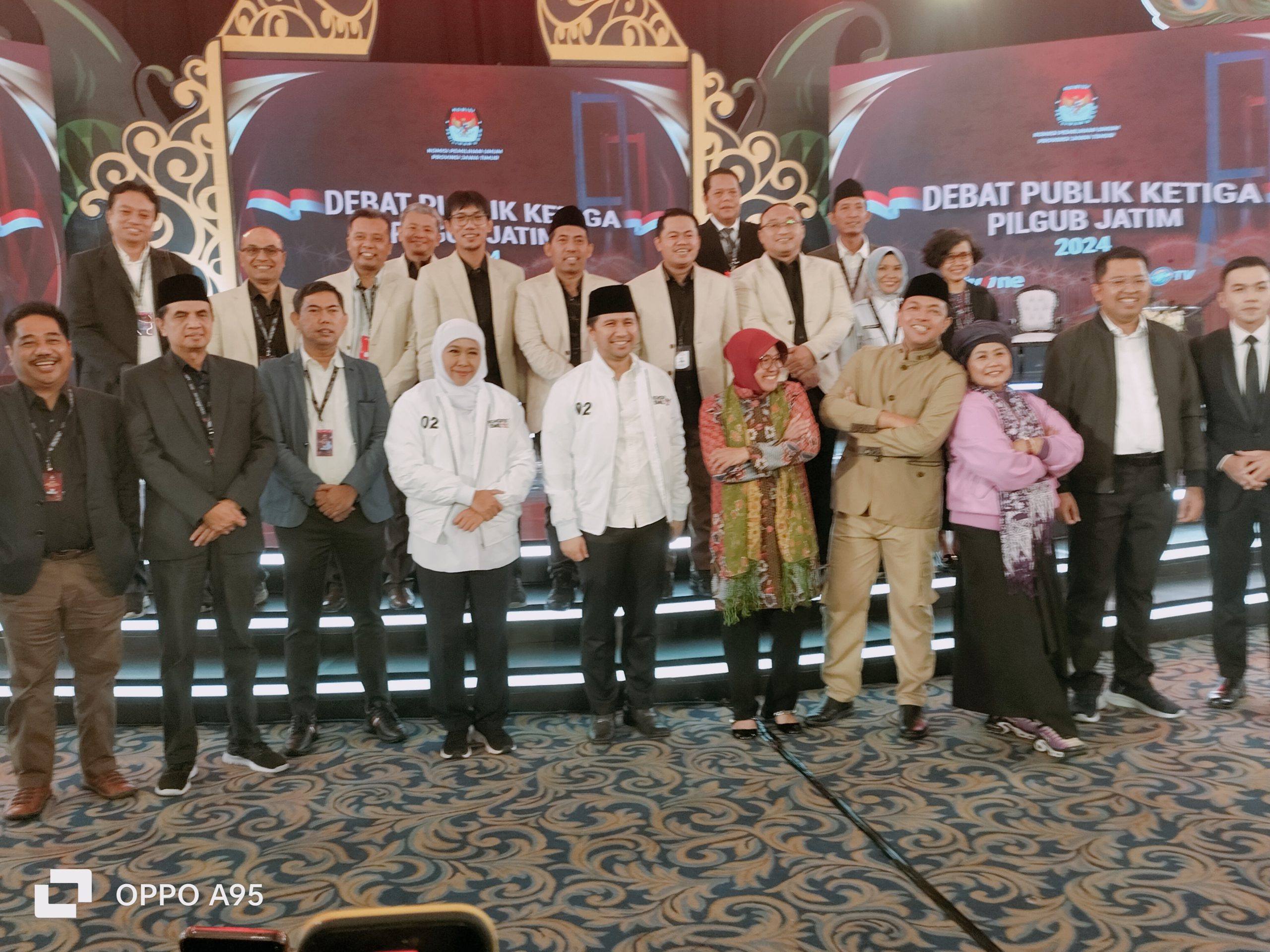 Debat Terakhir Calon Gubernur Jatim, Khofifah – Emil Tampil Lebih Santai