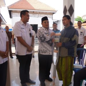 PJs. Bupati Mojokerto Pantau Langsung Penyerahan Bansos PKH Plus PJs. Bupati Mojokerto Pantau Langsung Penyerahan Bansos PKH Plus