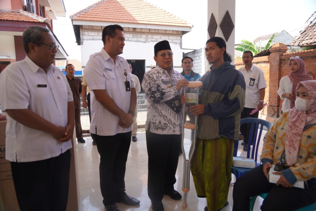 PJs. Bupati  Mojokerto Pantau Langsung Penyerahan Bansos PKH Plus