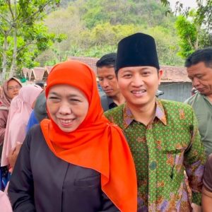 Cagub Khofifah dan Ketua PDIP Trenggalek Mas Ipin Kampanye Bareng di Pasar Subuh Cagub Khofifah dan Ketua PDIP Trenggalek Mas Ipin Kampanye Bareng di Pasar Subuh