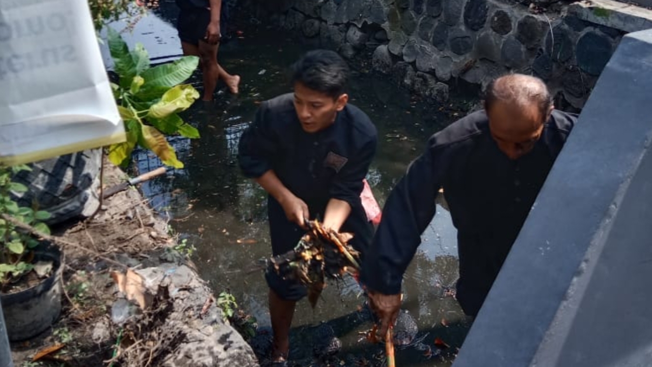 Ratusan Pendekar PSHT Donor Darah dan Bersih-bersih Kelurahan Semampir