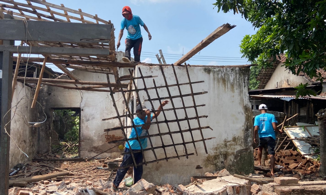 Rumah Reyot Lansia di Kota Kediri Dibedah Relawan Bolone Vinanda