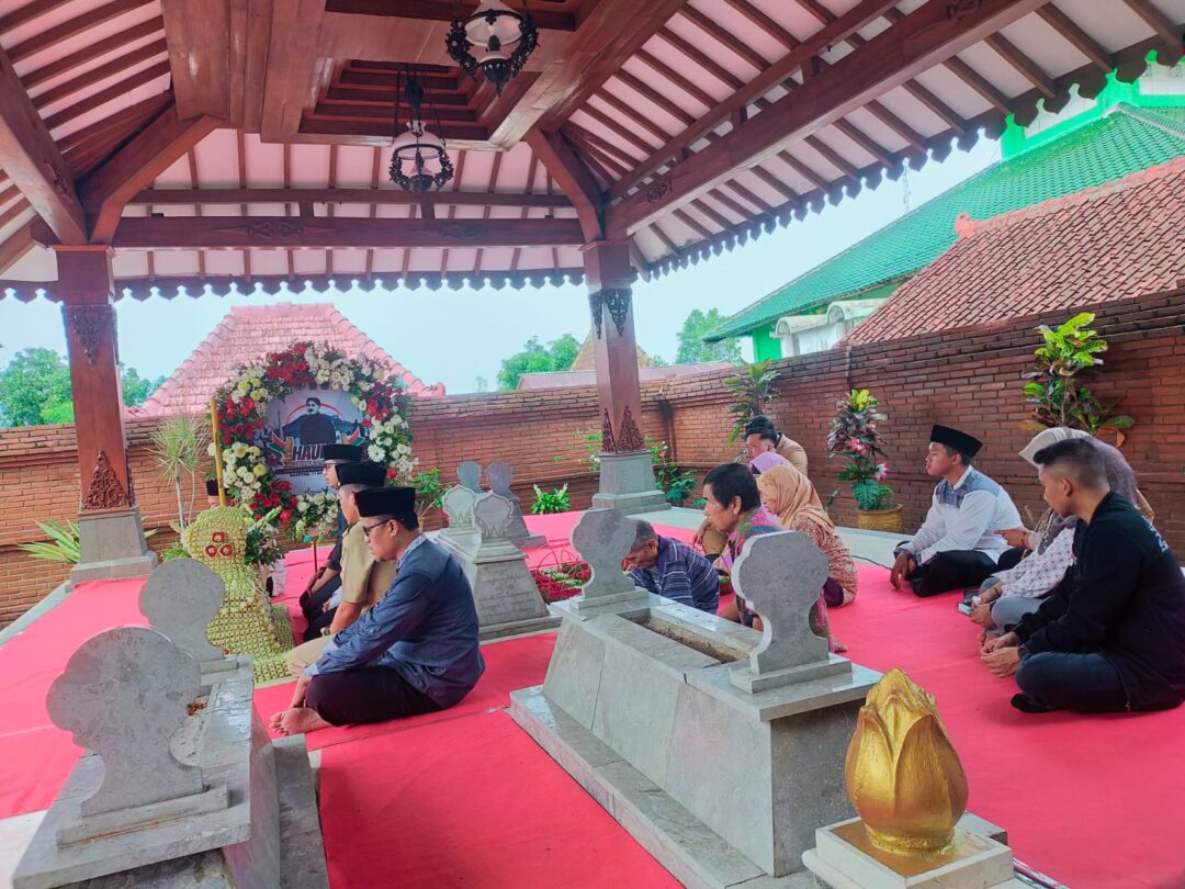 Haul Ke 76 Gubernur Jatim Pertama Suryo dengan Tabur Bunga Dan Pengajian Akbar 
