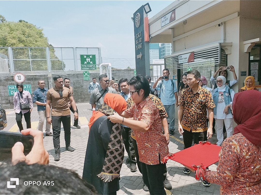 Karyawan PT. Sampoerna Sambut Hangat Cagub Khofifah Dua Periode