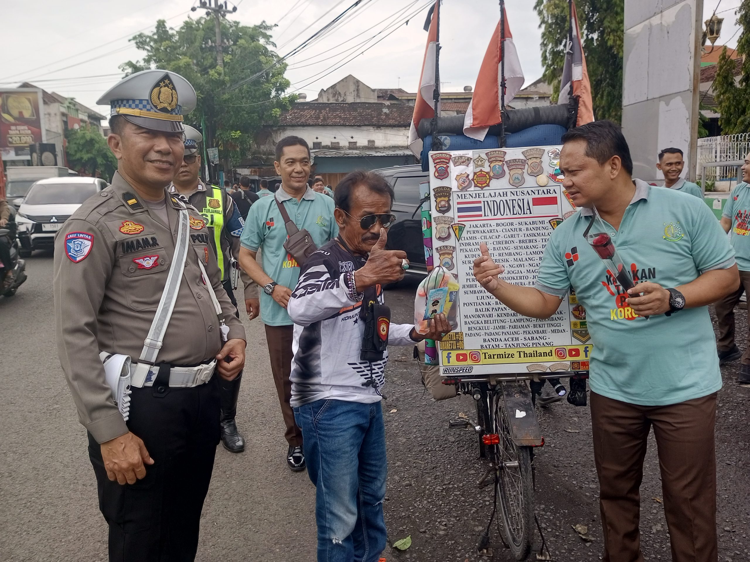 Hari Anti Korupsi, Kejari Bangil Tebar Bingkisan Ke Pemakai Jalan