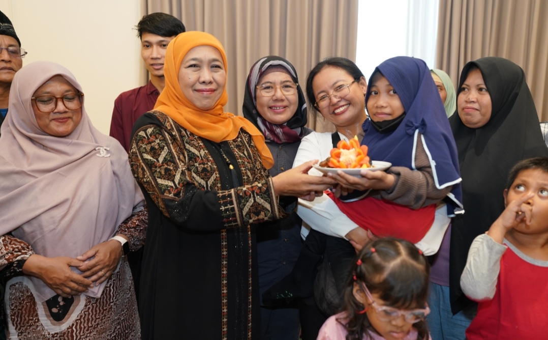 Khofifah Tumpengan dan Berbagi Pengalaman dengan Penyandang Disabilitas
