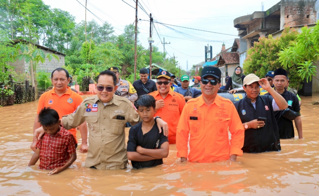 Tinjau Banjir Pasuruan, Pj. Gubernur Rela Berbasah basah, Lalu Salurkan Bantuan.