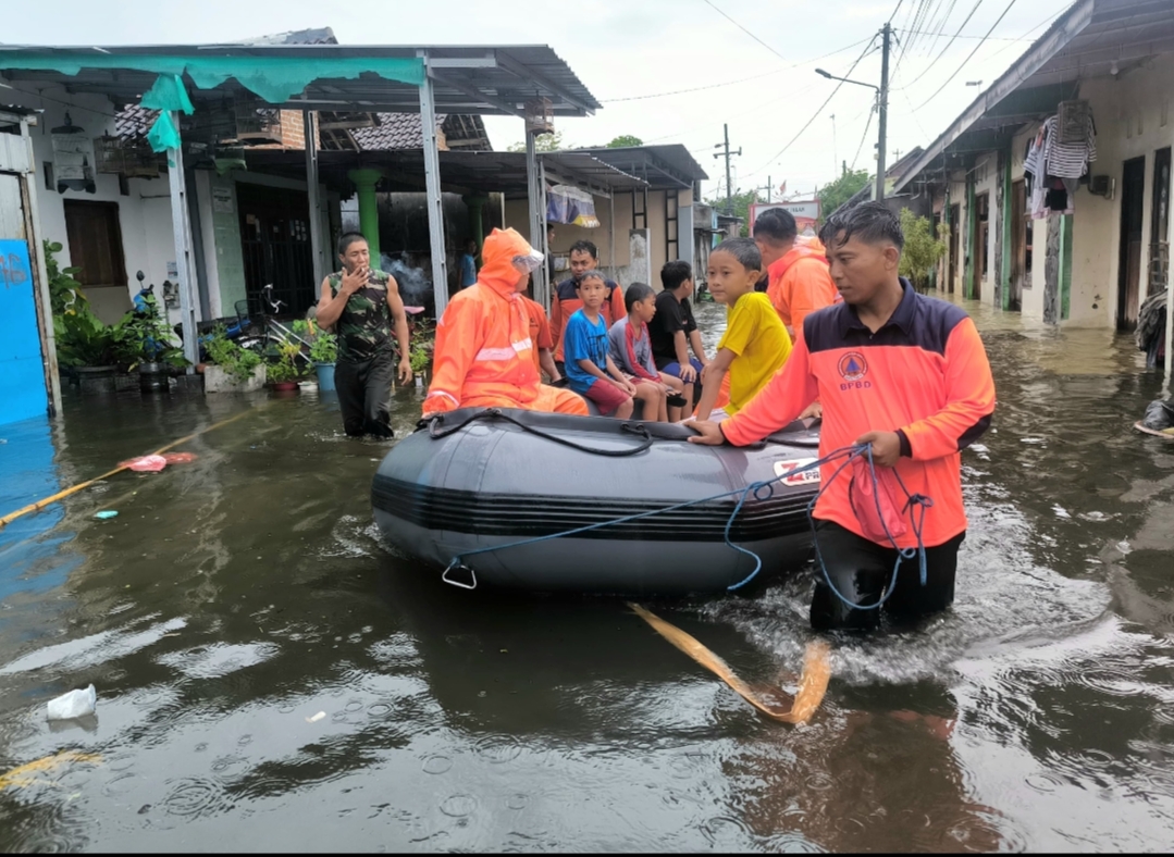 Banjir Terjang Mojokerto-Jombang, Tim BPBD Jatim Bantu Evakuasi Warga dan Kirim Bantuan Logistik