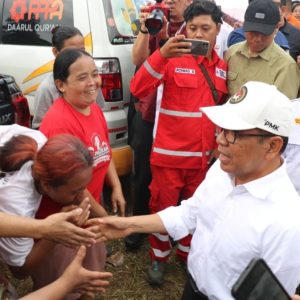 Menko PMK Pratikno Blusukan Ke Lokasi Kebakaran di Kemayoran Menko PMK Pratikno Blusukan Ke Lokasi Kebakaran di Kemayoran