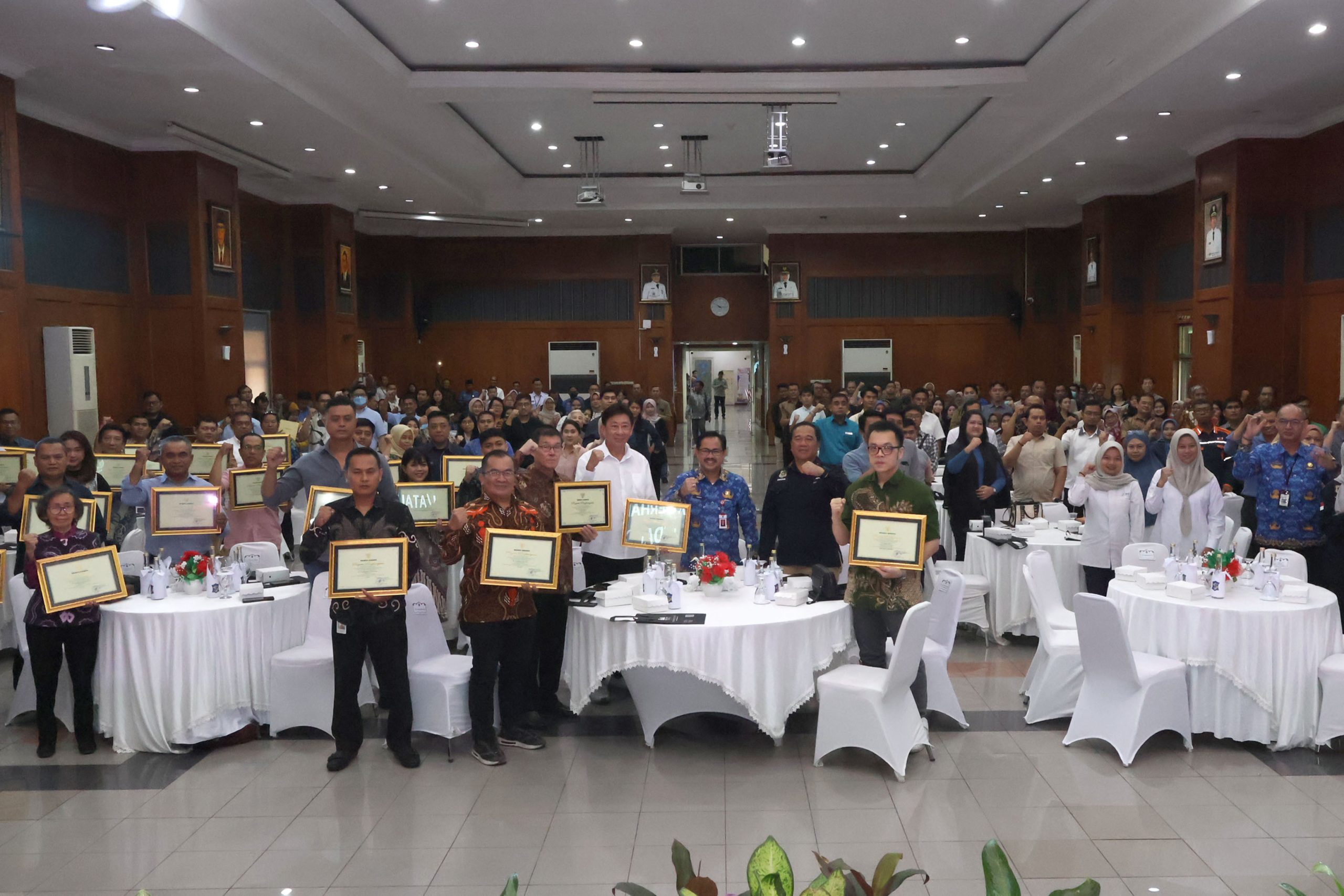 Pemkot Surabaya Beri Penghargaan 27 Pelaku Usaha