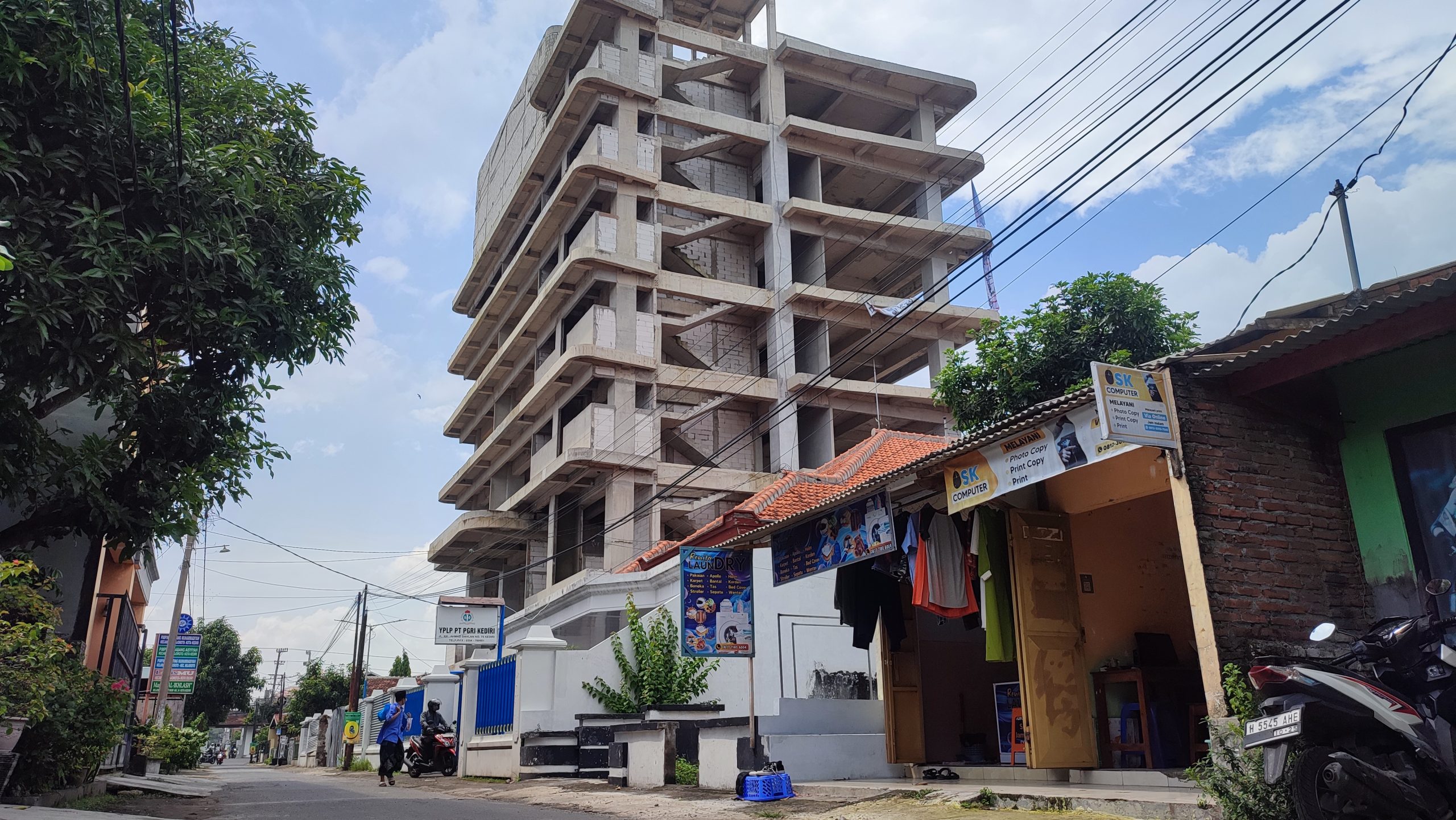 Gedung Cakrawala Mandala UNP Kediri Tuai Protes: Warga Geram, Izin Dipertanyakan!