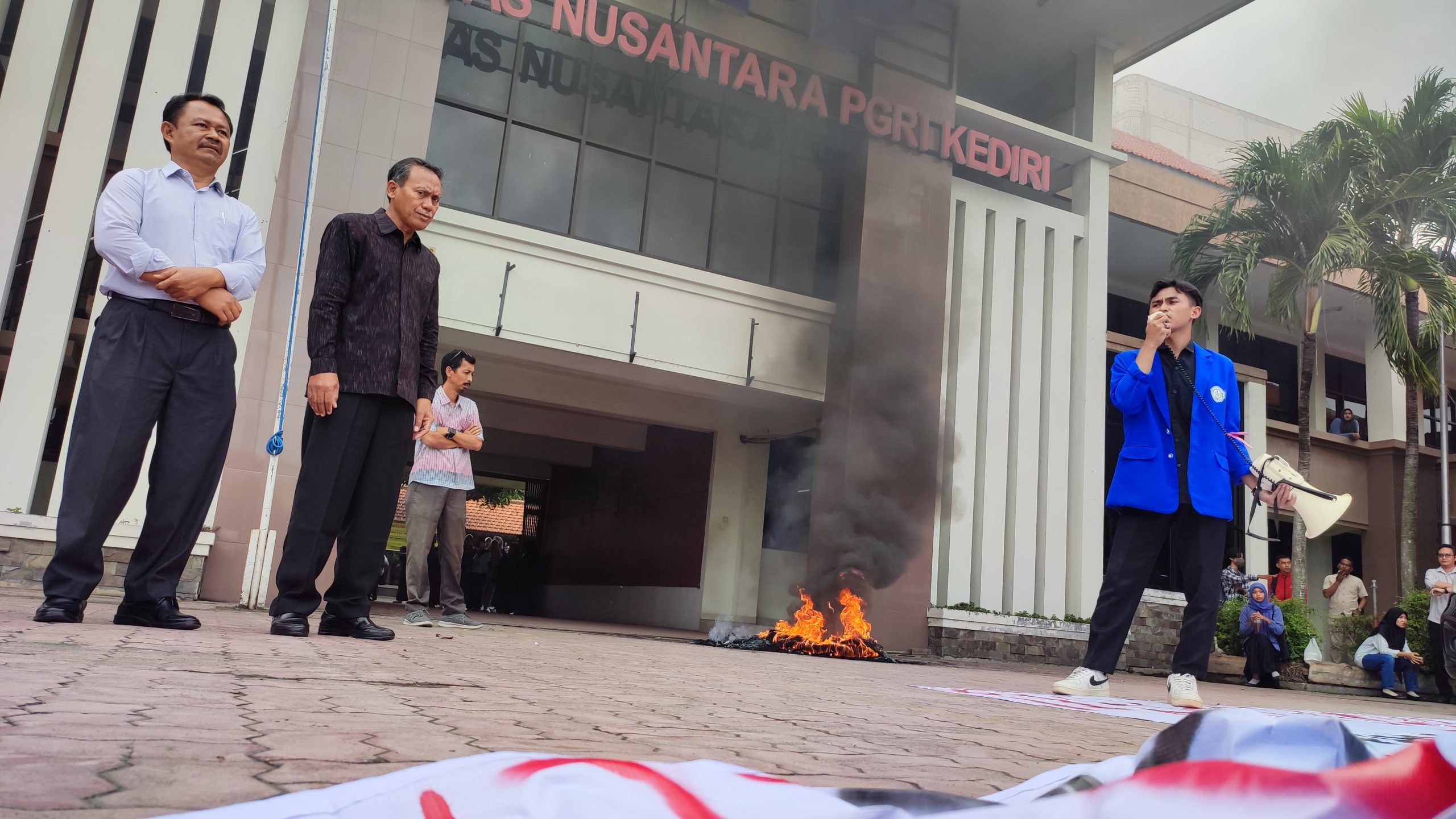 Mahasiswa UNP Kediri ‘Panas’, Ban Dibakar, Gedung Mangkrak Dipertanyakan!