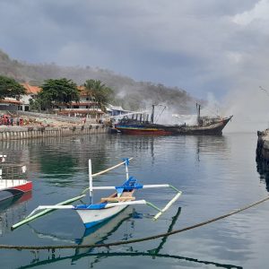 Kebakaran Hanguskan Dua Kapal Nelayan di Pelabuhan Masami