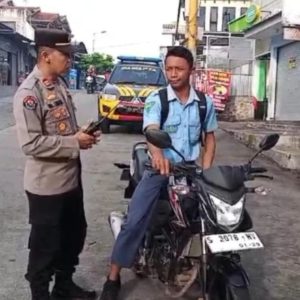 Meminimalisir Kecelakaan Polsek Pacet Ajak Pemotor Pelajar Tertib Berlalu Lintas Meminimalisir Kecelakaan Polsek Pacet Ajak Pemotor Pelajar Tertib Berlalu Lintas