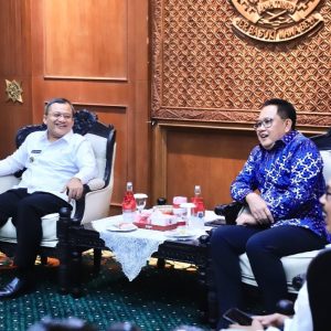 Pj. Gubernur Jatim Serahkan SK Perpanjangan Pj. Bupati Sampang Pj. Gubernur Jatim Serahkan SK Perpanjangan Pj. Bupati Sampang