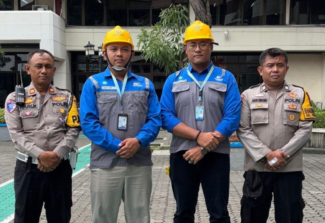 Petugas PDAM Berseragam dan Memakai Tanda Pengenal