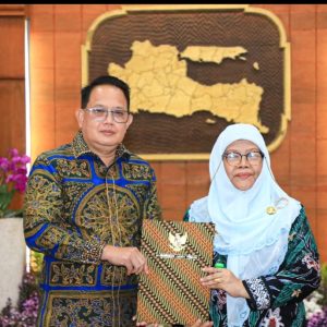 Pj. Gubernur Jatim Serahkan SPT Plt. Bupati Situbondo Kepada Khoirani Pj. Gubernur Jatim Serahkan SPT Plt. Bupati Situbondo Kepada Khoirani