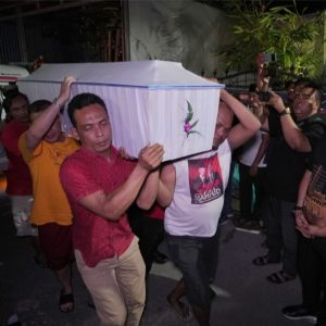 Jenazah Tiba di Mojokerto : Pj. Walikota, Kapolres dan Ketua DPRD Melayat Dirumah Duka Jenazah Tiba di Mojokerto : Pj. Walikota, Kapolres dan Ketua DPRD Melayat Dirumah Duka