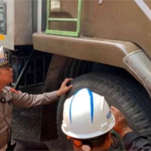 Satlantas Polres Mojokerto Aktif Check Kelengkapan Teknis Kendaraan Barang Satlantas Polres Mojokerto Aktif Check Kelengkapan Teknis Kendaraan Barang