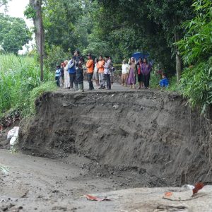 Jalan Penghubung Antar Desa Putus, Pemkab Kediri Bangun Akses Darurat Jalan Penghubung Antar Desa Putus, Pemkab Kediri Bangun Akses Darurat