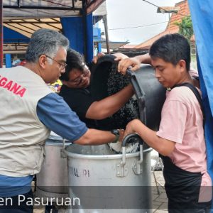 Ratusan Relawan Dikerahkan Distribusikan Bantuan Makan Bagi Warga Terdampak Banjir Pasuruan