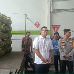 Pastikan Stok LPG Aman PJ. Wali Kota Mojokerto Sidak Agen Elpiji di Pasar Pastikan Stok LPG Aman PJ. Wali Kota Mojokerto Sidak Agen Elpiji di Pasar
