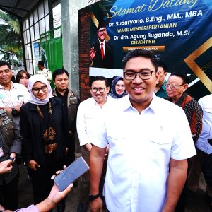 Wakil Menteri Peternakan Minta Semua Sapi di Jatim Di Vaksinasi Wakil Menteri Peternakan Minta Semua Sapi di Jatim Di Vaksinasi