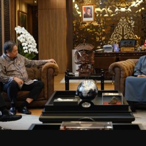 Menko Airlangga Bertemu Menteri Energi dan Infrastruktur Persatuan Emirat Arab Bahas Kerjasama Sektor Energi Menko Airlangga Bertemu Menteri Energi dan Infrastruktur Persatuan Emirat Arab Bahas Kerjasama Sektor Energi