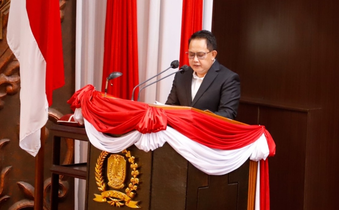 Pj  Gubernur Jatim Sampaikan Nota Penjelasan Perubahan Nomenklatur Dua BUMD Menjadi Perseroda