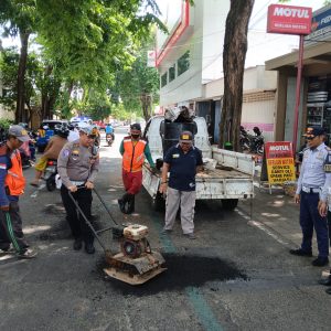 Satlantas Polres Banyuwangi Operasi Jalan Rusak Jelang Lebaran Satlantas Polres Banyuwangi Operasi Jalan Rusak Jelang Lebaran