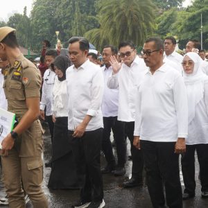 Diguyur Hujan, Mas Dhito dan Ratusan Kepala Daerah Tetap Semangat Ikuti Geladi Bersih Pelantikan di Istana