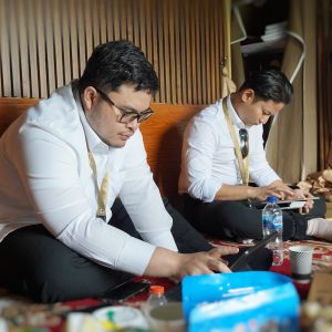 Di Tengah Retreat, Mas Dhito Manfaatkan Waktu Istirahat untuk Kerjakan Tugas Di Tengah Retreat, Mas Dhito Manfaatkan Waktu Istirahat untuk Kerjakan Tugas