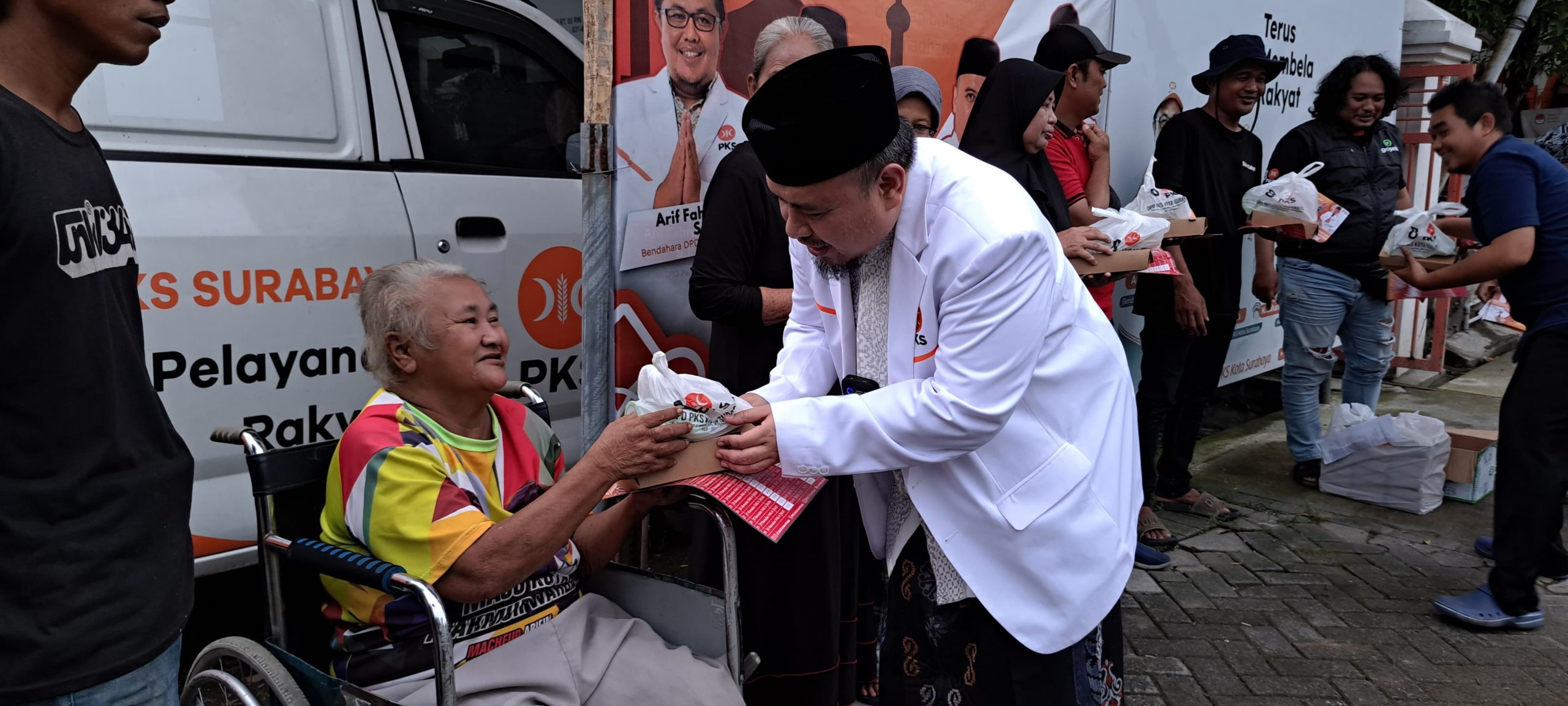 PKS Surabaya Tuntaskan Bagi Takjil di Bulan Ramadhan