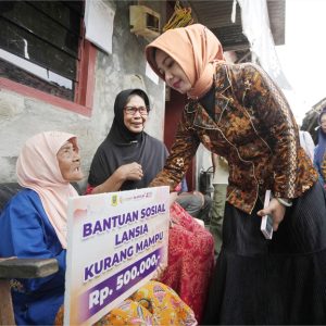 Tanpa Antre, Walikota Mojokerto Bagikan Bansos Lebaran Pada Lansia di Rumahnya Tanpa Antre, Walikota Mojokerto Bagikan Bansos Lebaran Pada Lansia di Rumahnya
