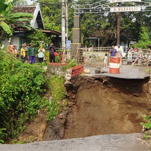 Tinjau Jembatan Putus, Gus Barra Pastikan Bangun Jembatan Tuntas Sebelum Lebaran Tinjau Jembatan Putus, Gus Barra Pastikan Bangun Jembatan Tuntas Sebelum Lebaran