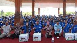 Walikota Ning Ita, Bagikan Paket Sembako Lebaran Pada Pasukan Gerak Cepat DLH
