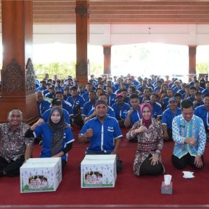 Walikota Ning Ita, Bagikan Paket Sembako Lebaran Pada Pasukan Gerak Cepat DLH Walikota Ning Ita, Bagikan Paket Sembako Lebaran Pada Pasukan Gerak Cepat DLH