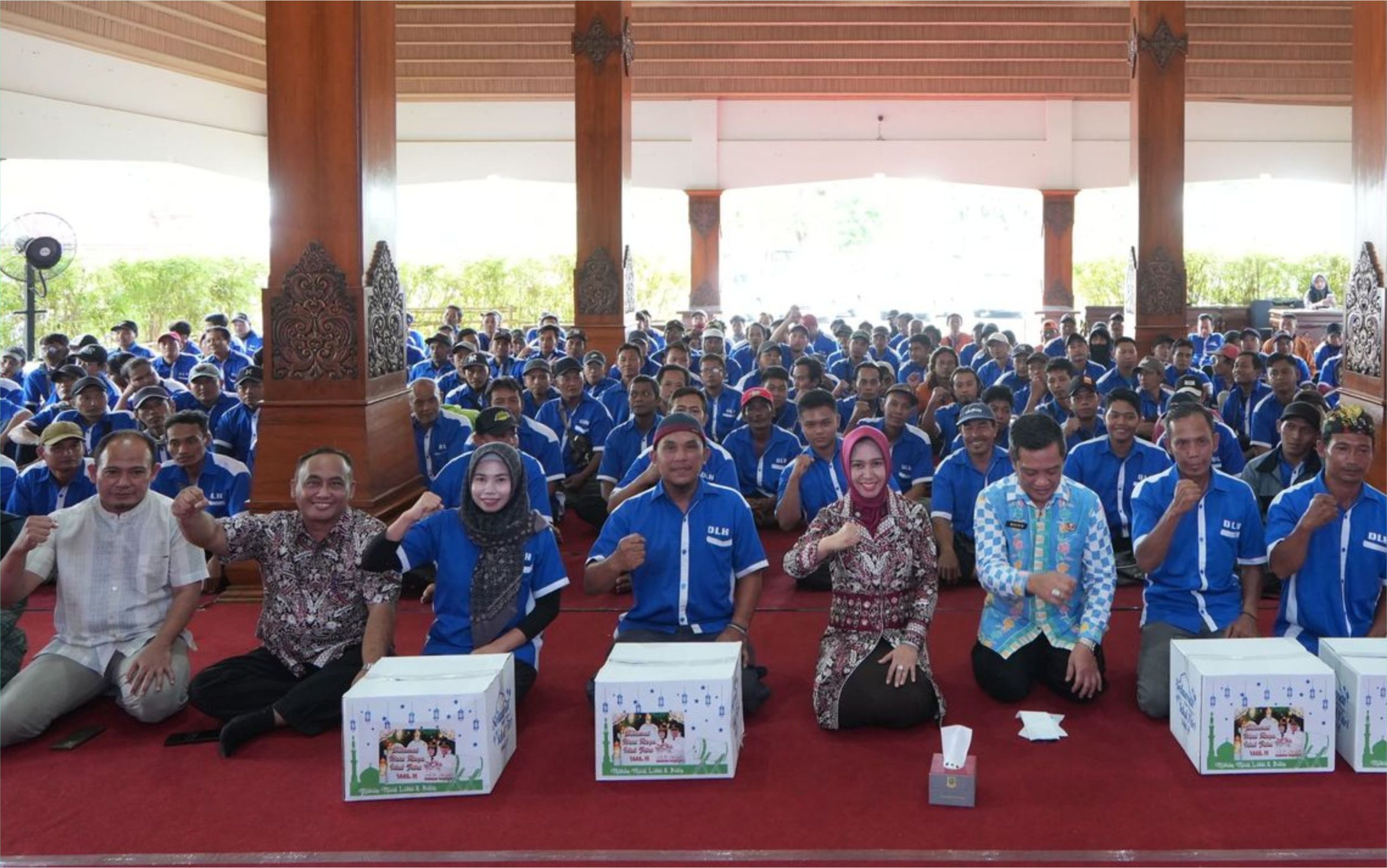 Walikota Ning Ita, Bagikan Paket Sembako Lebaran Pada Pasukan Gerak Cepat DLH